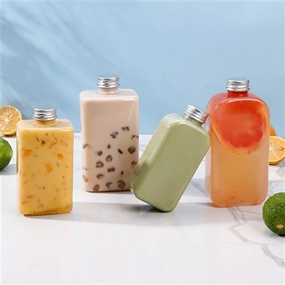 Chai nước uống bằng nhựa có nắp kim loại